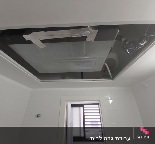 תקרת גבס עם פתח לתחזוקה וחוטי חשמל